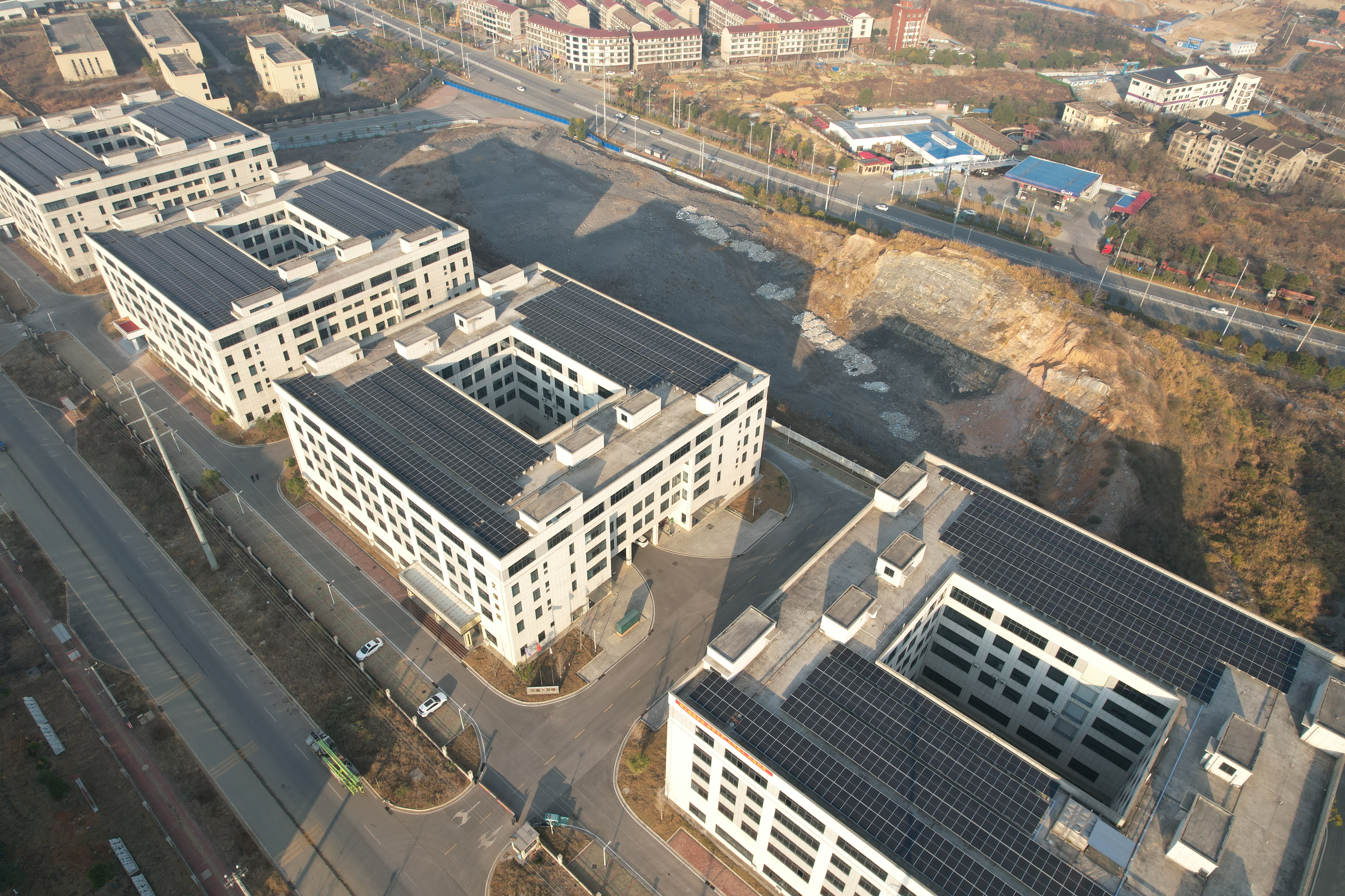 湖南發展婁星產業開發區屋頂分布式光伏項目首批光伏方陣成功并網發電