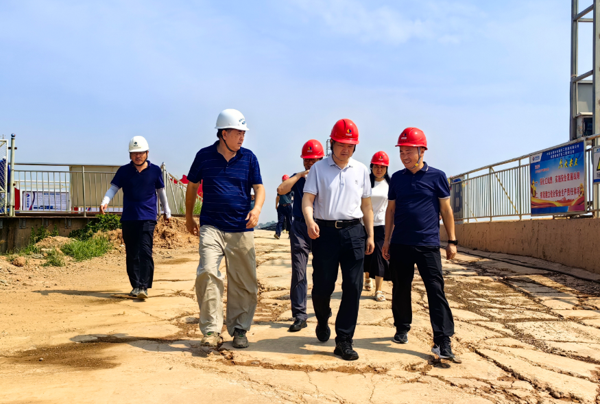 張小雁赴株洲航電開展項目建設攻堅調研和“夏送清涼”慰問活動